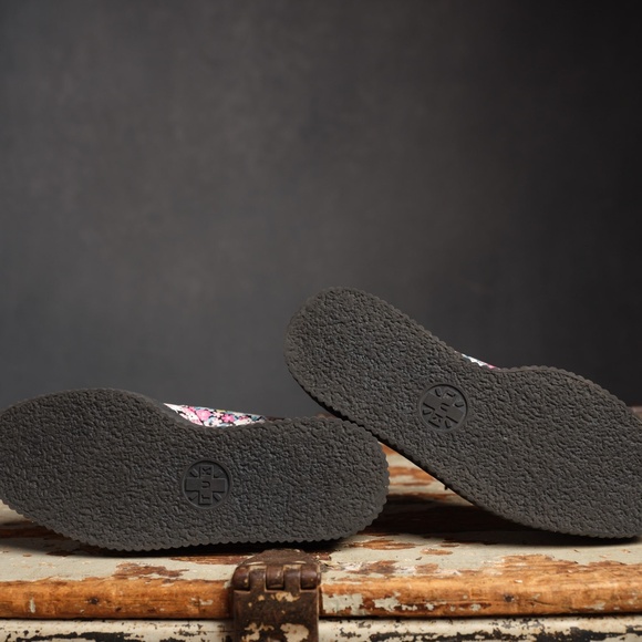 COPY - T.U.K HELLO KITTY FLORAL VIVA MONDO CREEPER size 9 - Picture 6 of 6